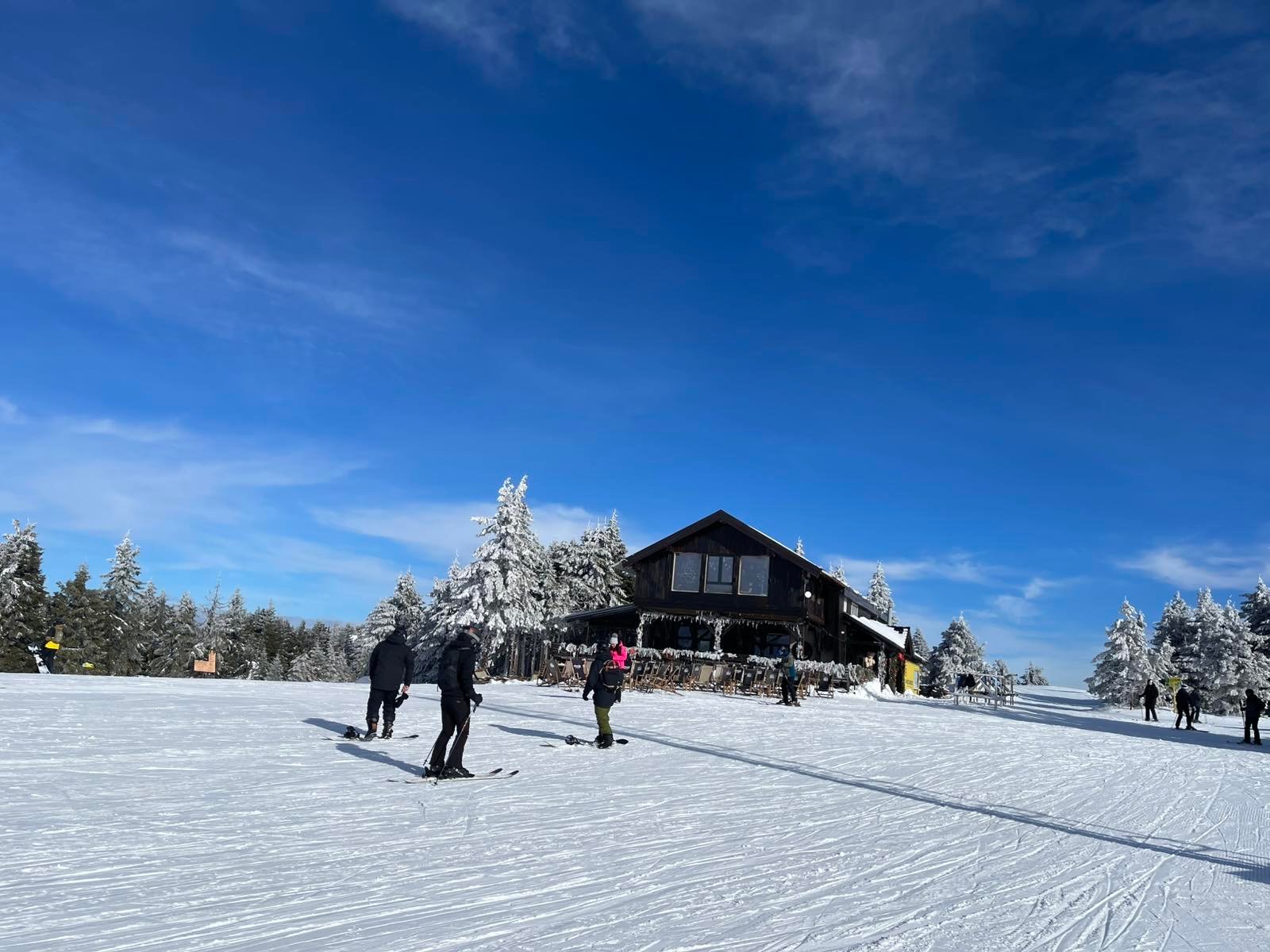 Kopaonik — planina za sva godišnja doba Skijaši pored planinske kuće na Kopaoniku