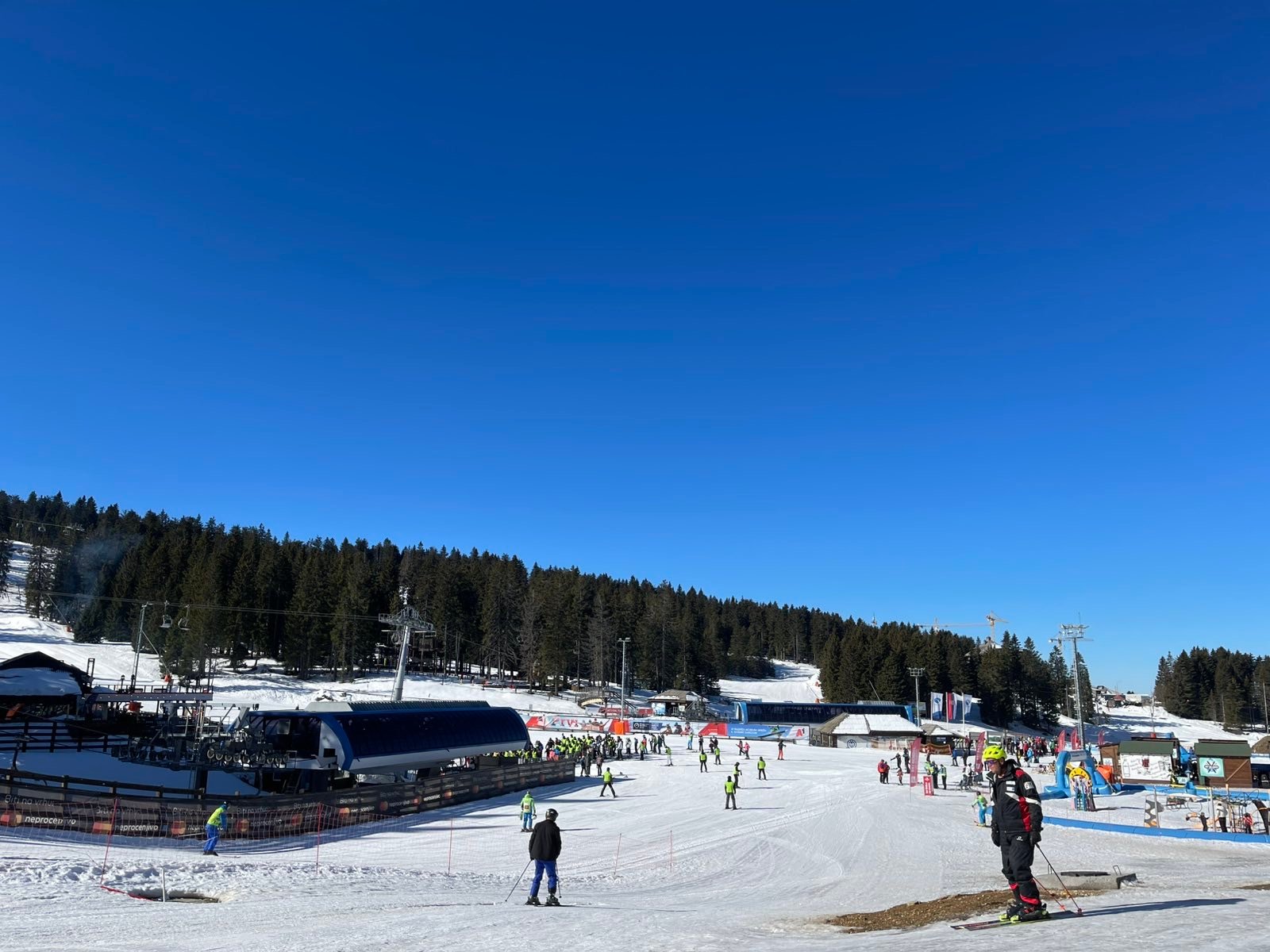 Kopaonik — planina za sva godišnja doba Skijaši na polazištu žičare na Kopaoniku